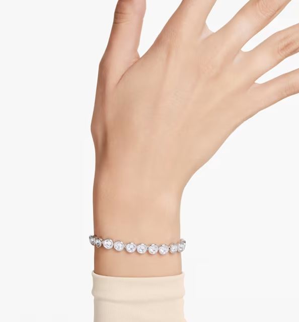 Radiant Crystal Elegance in Silver