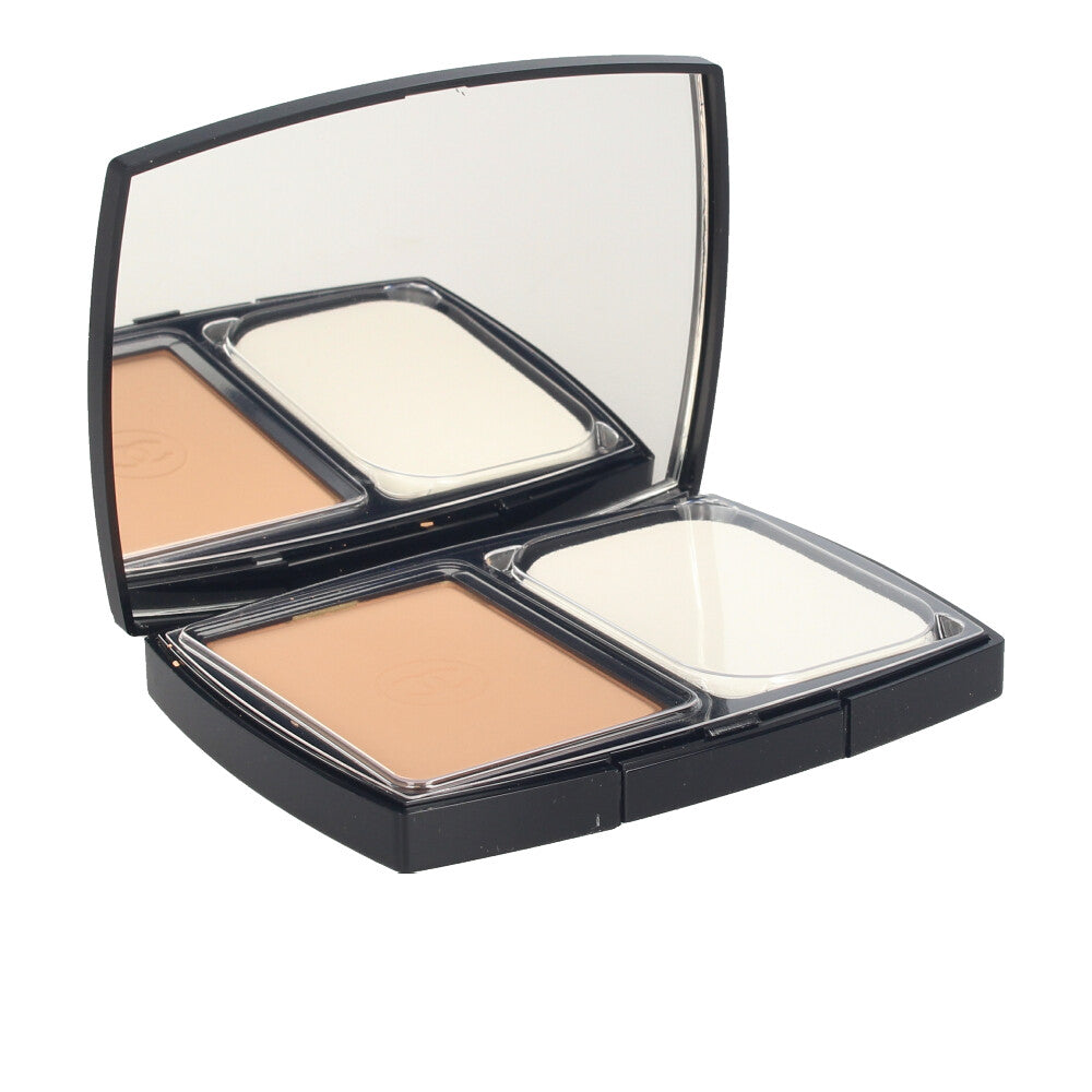 Compact powder foundation in shade B40 with sponge, refillable case, matte finish