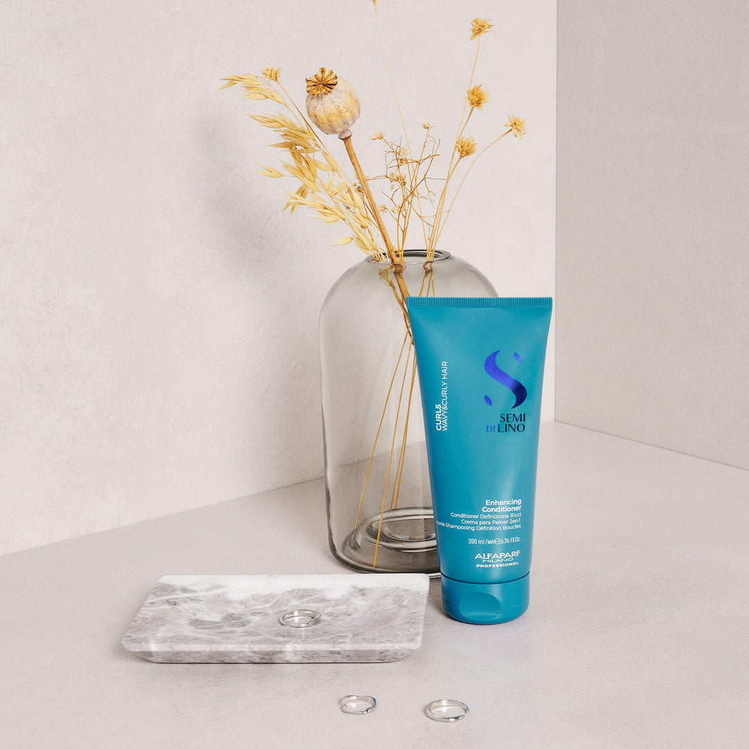 200 ml bottle of Semi di Lino curl‑enhancing conditioner for women, lightweight formula