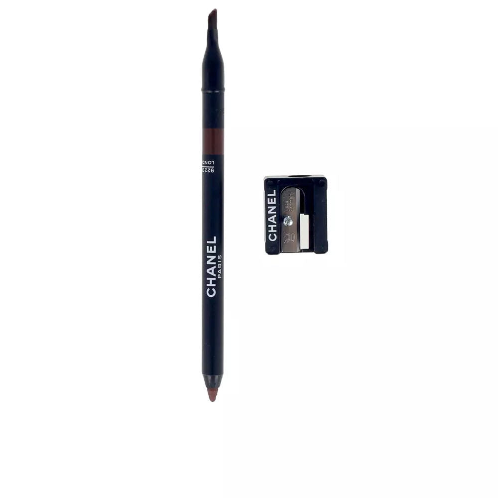 Slim retractable eye pencil in warm brun cuivré, closed tip visible