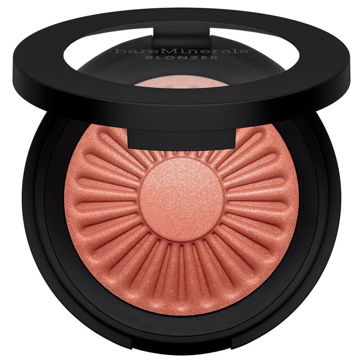 Compact 3.8 g nude hybrid bronzer-blush in Kiss of Copper shade, mineral pearls visible