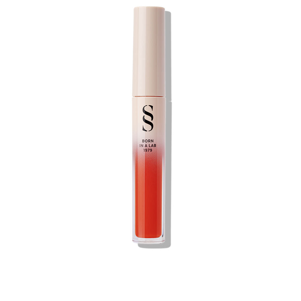 Tube of 3.5 ml hydrating lip gloss in sheer red-orange shade, glossy finish