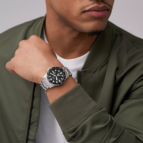 Silver stainless steel diver watch black dial luminous markers rotating bezel date display on bracelet